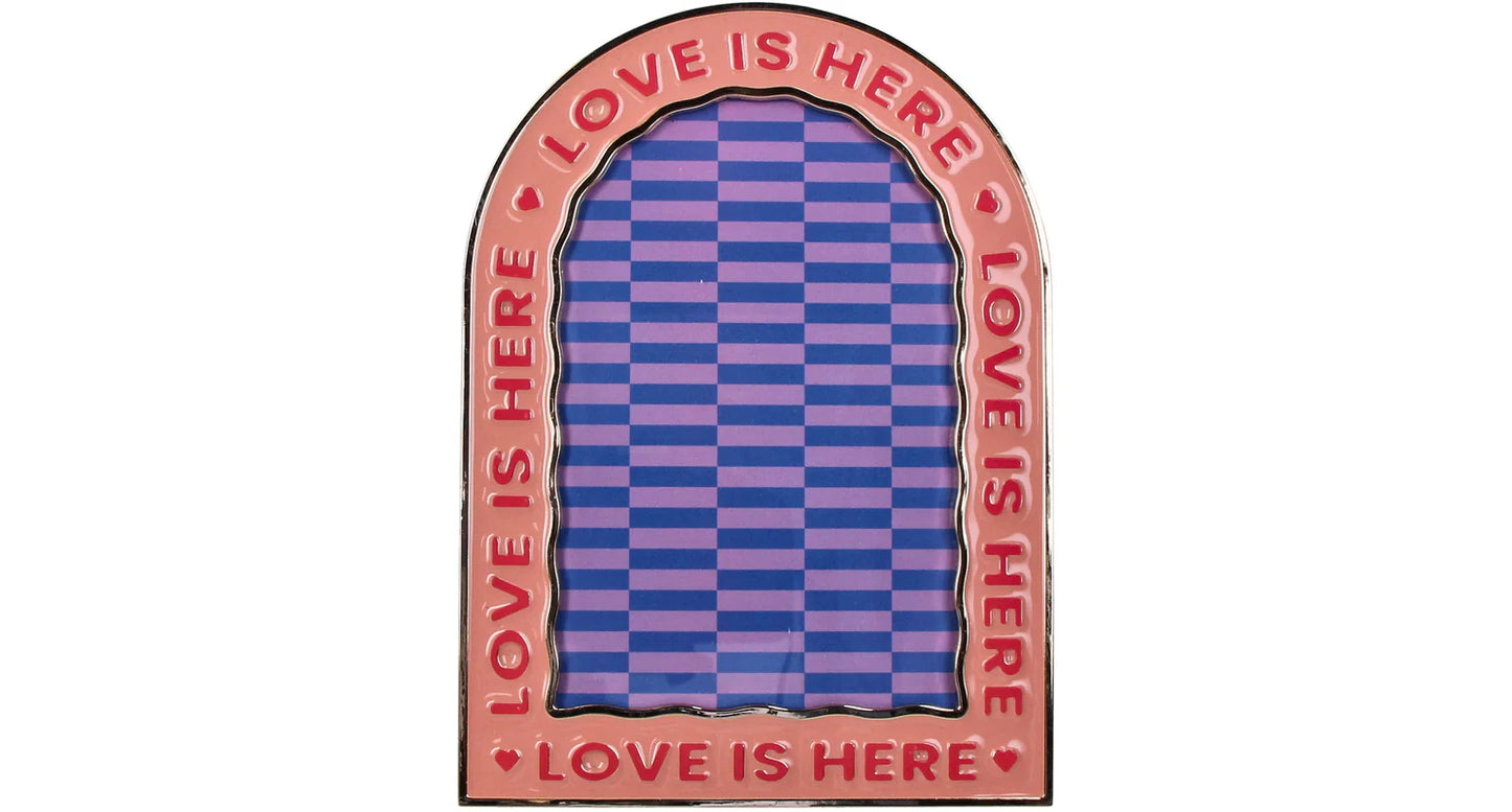 Fotolijst roze 'love is here'
